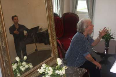 Die renommierte ungarische mezzo, KS Julia Hamari, unterrichten einen jungen Tenor aus Kanada im Rammen von SGIMFA 2014.